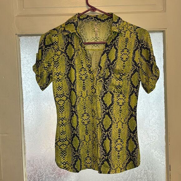 DNA Couture Women’s Neon Green Snakeskin Printed Short Sleeve Blouse Size S - Picture 1 of 5
